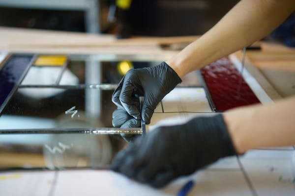 Vitrier lausanne : urgence, double vitrage et miroirs sur mesure
